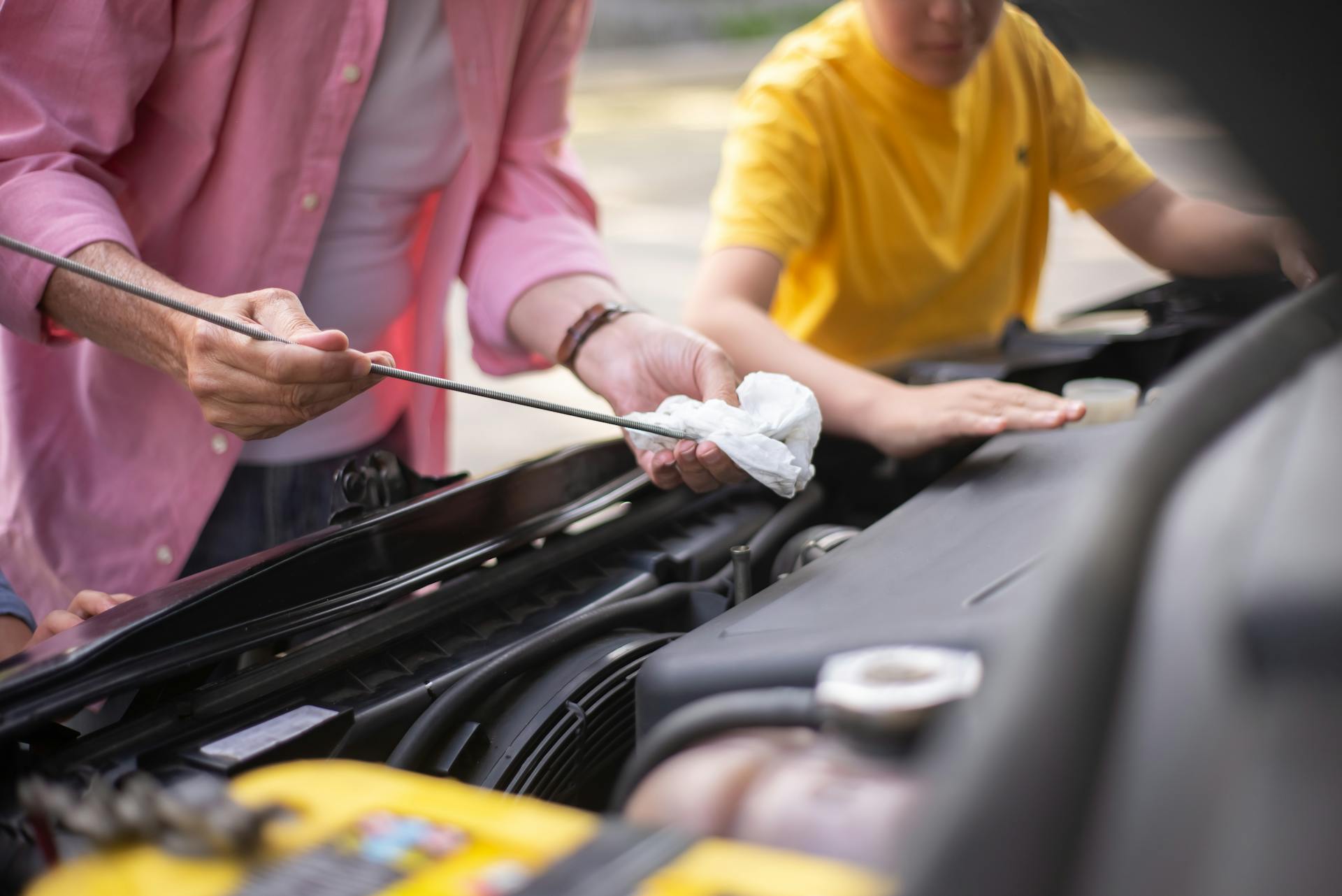 Mechanic performing mobile oil change outdoors at a home in Oklahoma City